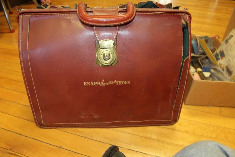 lot 2418 image: Knapp Aerotred Shoe Bag w Shoes