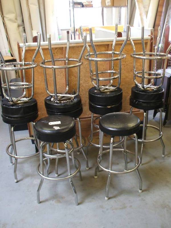 SWIVELLING BAR STOOLS
