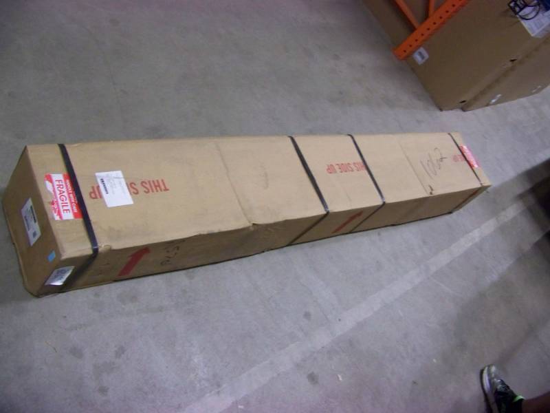 lot 20 image: New Da-Lite Manual Advantage ProjectorProjection Screen with CSR