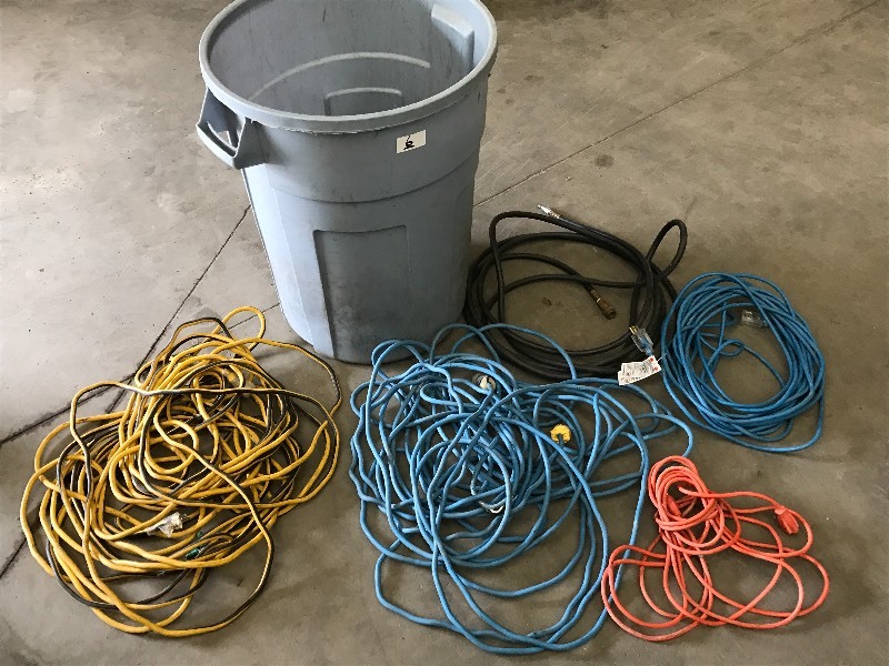 lot 6 image: Garbage Can Full Of Assorted Electr...