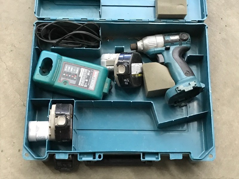 lot 21 image: Makita 14.4Volt Cordless Impact Dri...