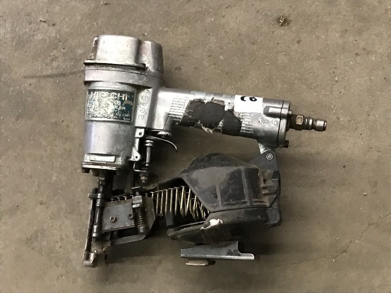 lot 27 image: Hitachi Pneumatic Roofing Coil Nail...