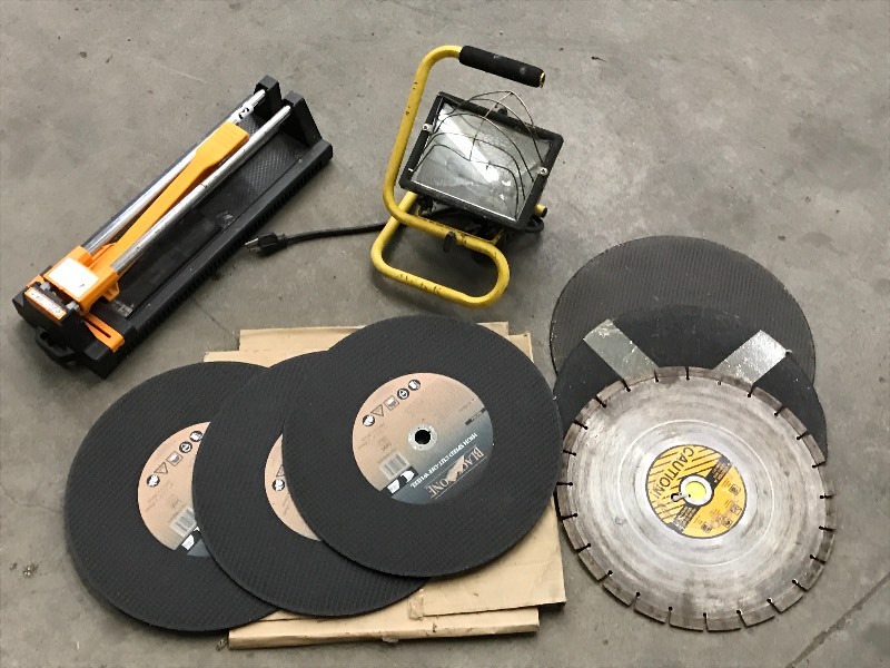 lot 30 image: Lot Of Work Light, Assorted Saw Bl...