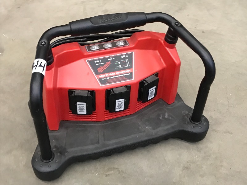 lot 44 image: Milwaukee 1218Volt Multi-Bay Charg...