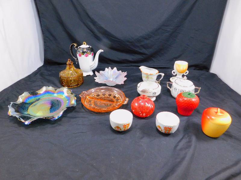 lot 32 image: Lot of Vintage Depression & Milk Glass Items