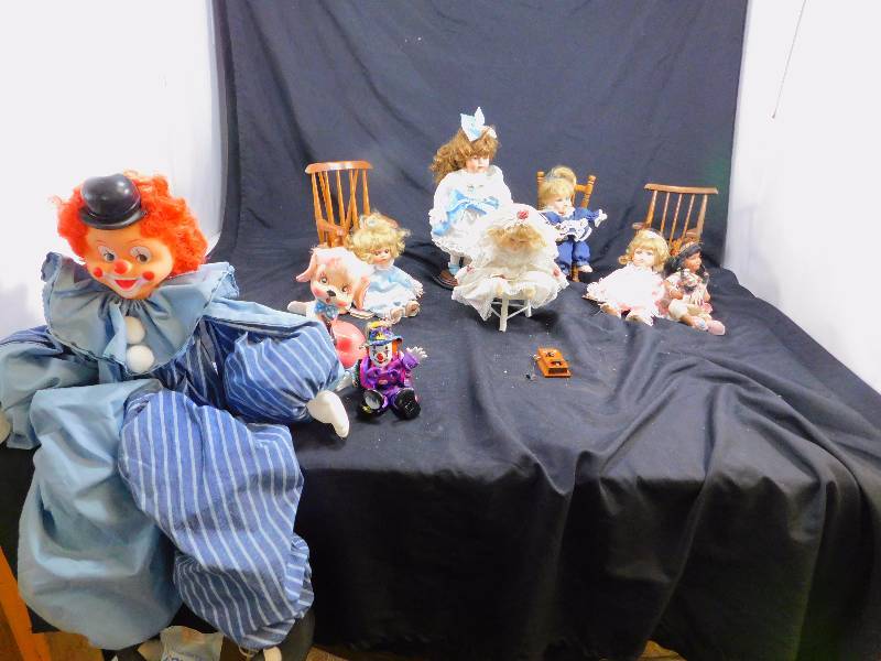 lot 35 image: Lot of Dolls