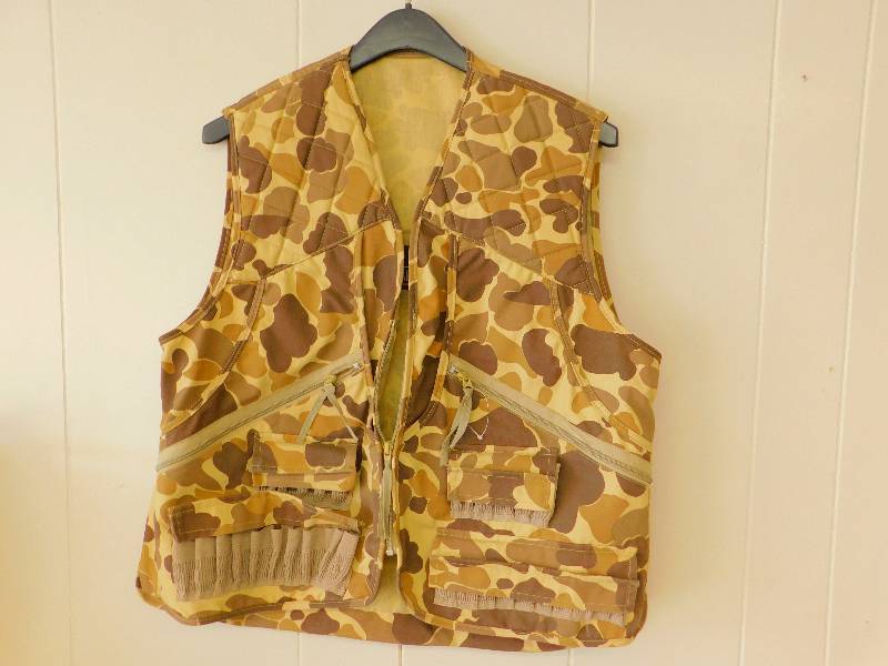 lot 50 image: Mens Size Medium Camo Hunting Vest