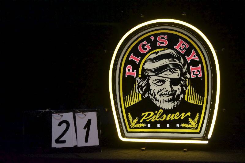 lot 21 image: Pigs Eye Beer neon
