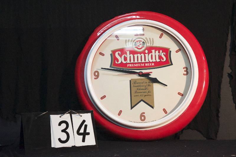 lot 34 image: Schmidt Beer battery operated clock, slight damage on upper left, not noticeable when hanging on wall, works great