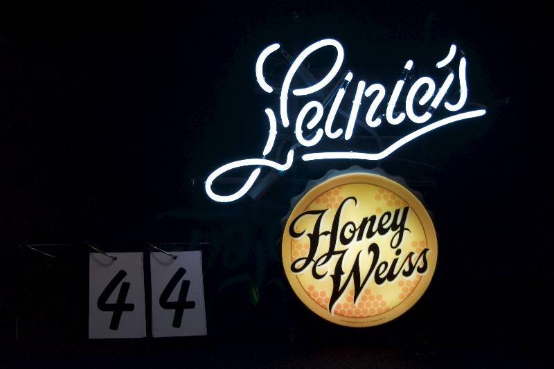 lot 44 image: Leinies Honeyweiss neon sign with embossed plastic bottle cap, very cool little sign