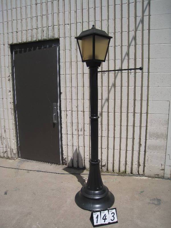 lot 143 image: Old fashioned street light, plastic, well-made, uses 3 D-Cell batteries