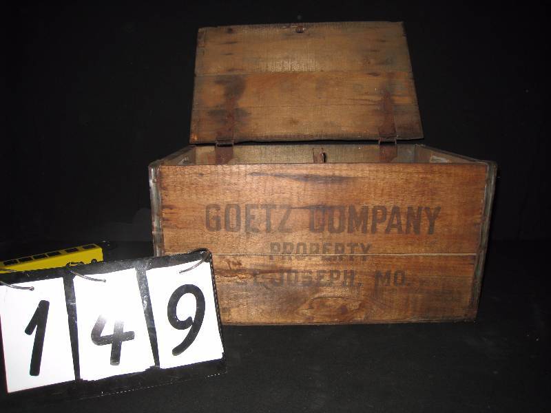 lot 149 image: Goetz Company beer company, very nice for age, interesting latch