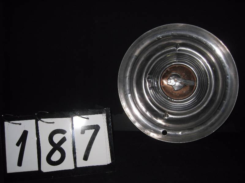 lot 187 image: Vintage 1951 Pontiac Chieftan Silver Eight Indian Head 15 hubcap