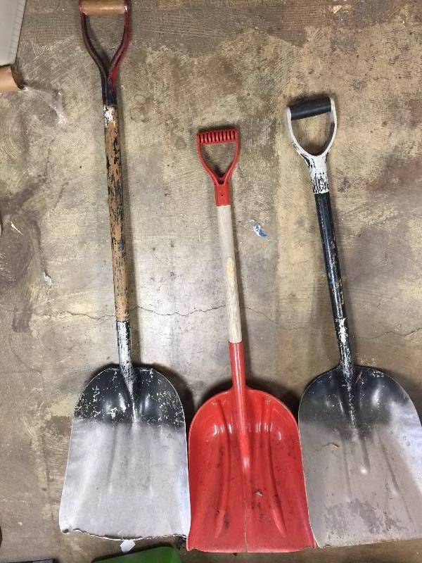lot 68 image: snow shovel lot