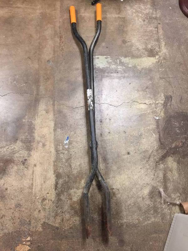 lot 70 image: 1 post hole digger