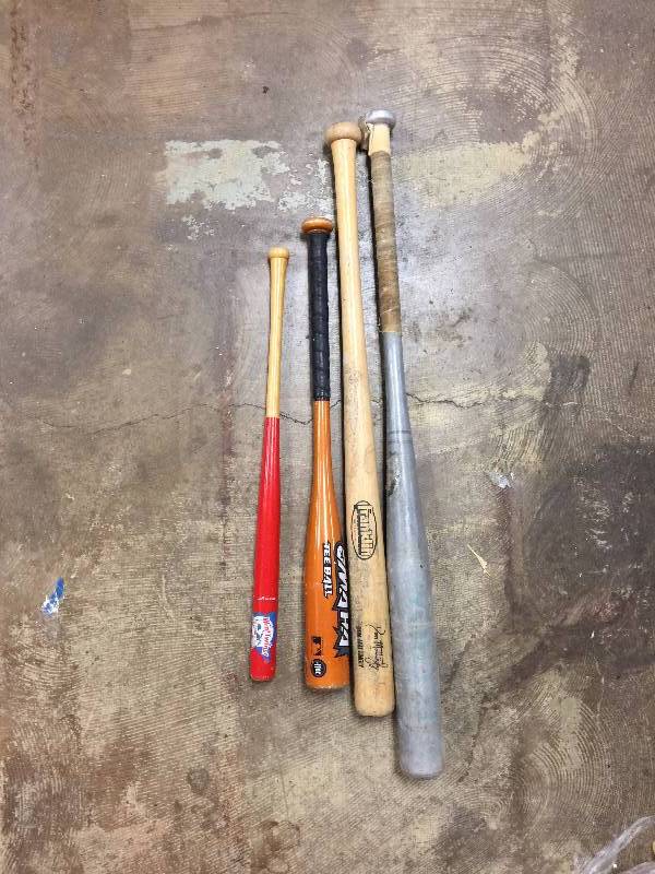 lot 71 image: 3 bats and 1 mini twins bat