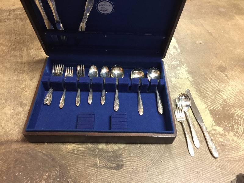 lot 78 image: SILVERWARE 3 sets of misc