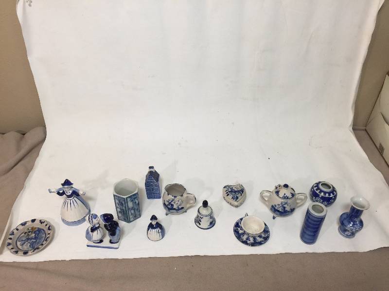 lot 82 image: 14 Holland Royal Blue pieces