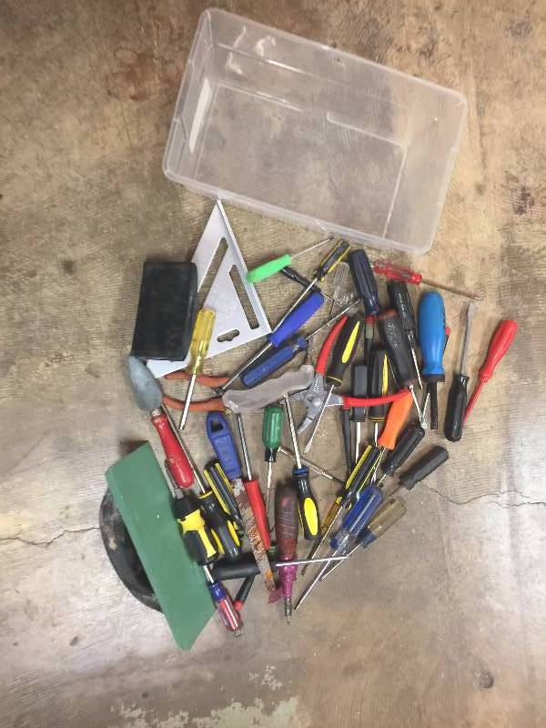 lot 89 image: Bin of tools