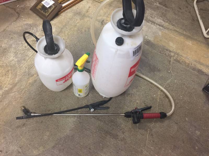 lot 100 image: 1 big and 1 small ace hardware lawn and garden sprayers