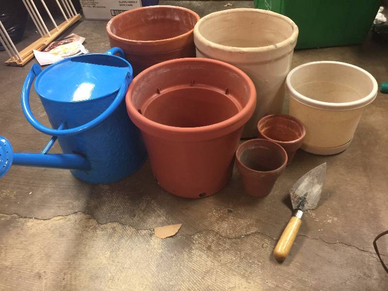 lot 101 image: 6 pots for plants, 1 watering can, and 1 trowel