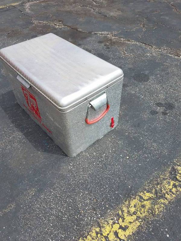 lot 4 image: Vintage Metal 7up Cooler