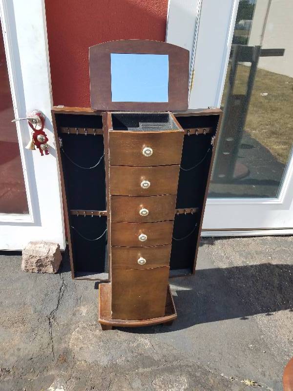 lot 6 image: Jewelry Cabinet