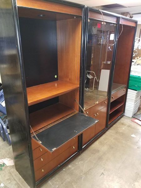 lot 5 image: Brohardt Wall China Cabinet