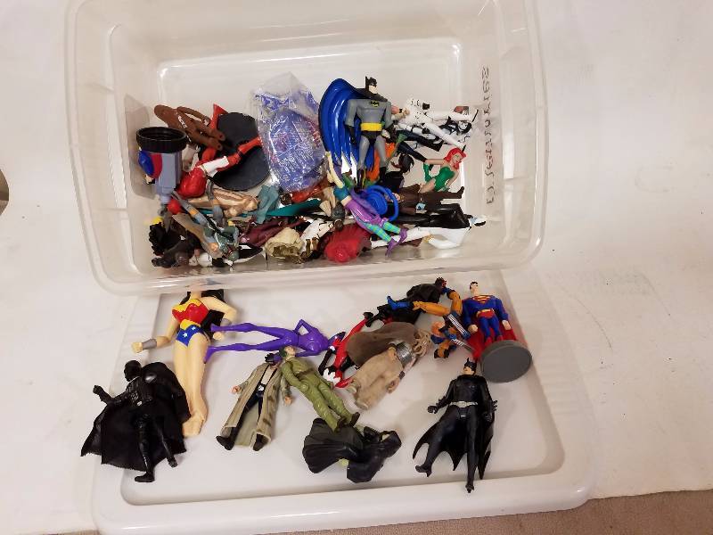 lot 123 image: Small tote of Collectible Action Figures