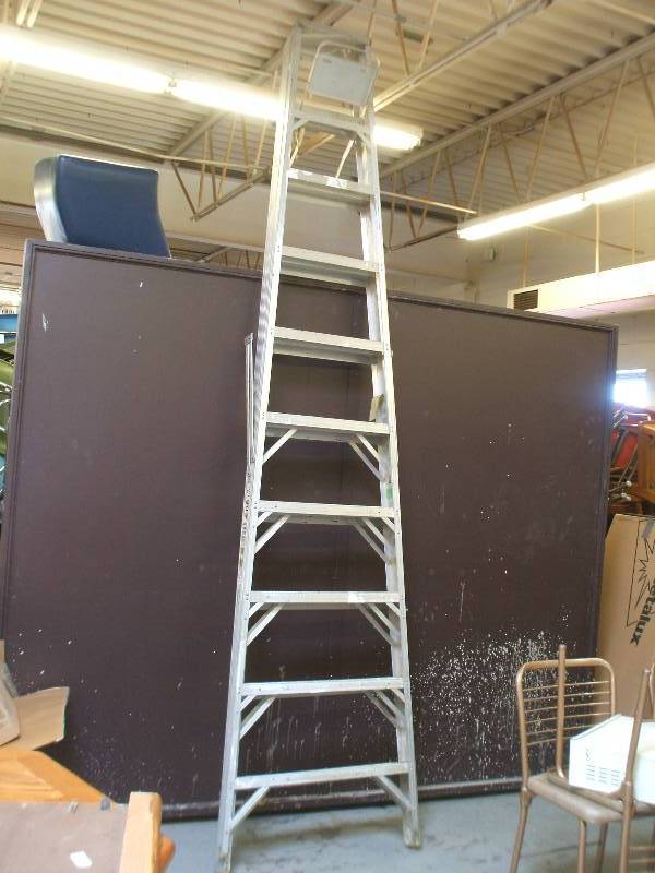 ALUMINUM STEP LADDER