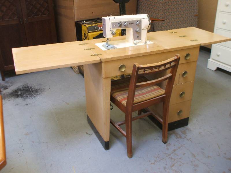 SEWING MACHINE WITH CABINET