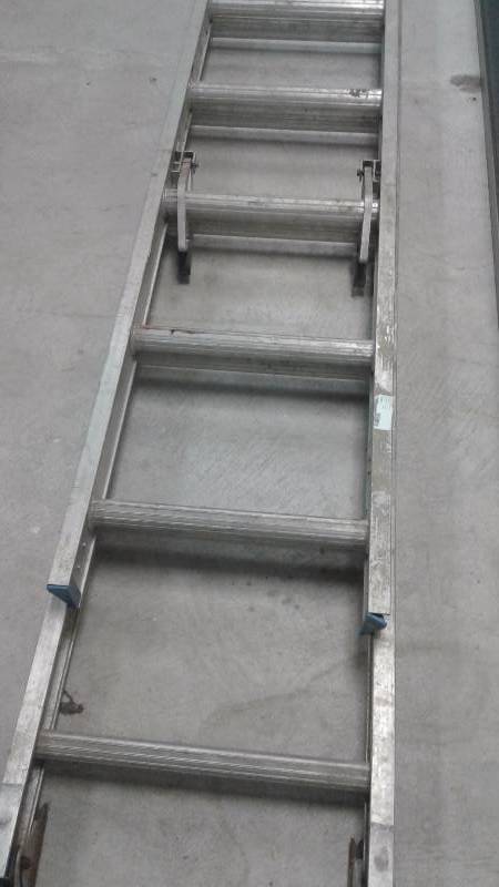 lot 4 image: Werner 32FT D-Rung Extension Ladder