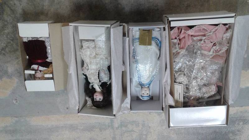 lot 10 image: Lot of 4 Seymour Mann Porcelain Dolls - VERY GOOD CONDITION