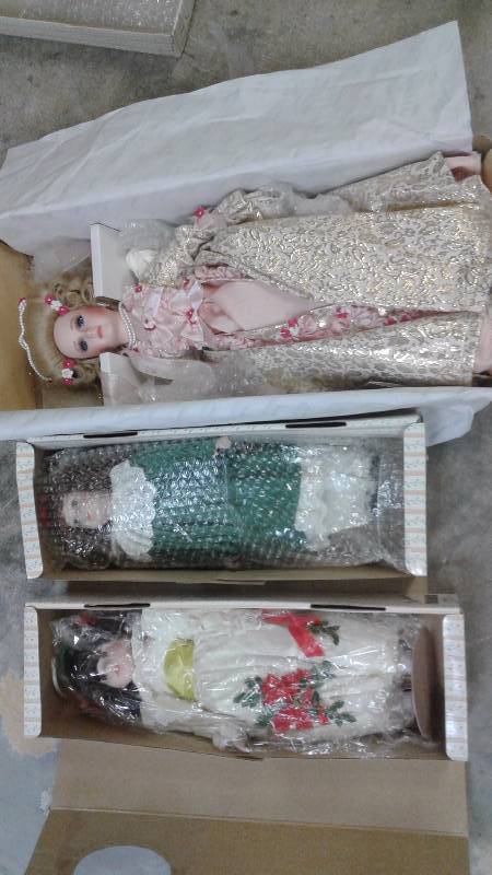 lot 11 image: Lot of 3 Seymour Mann Connoisseur Collection Porcelain Dolls - VERY GOOD CONDITION