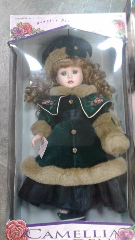 lot 12 image: Lot of 13 Collectible Porcelain Dolls