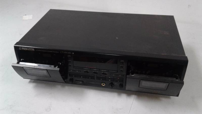 lot 17 image: Pioneer Double Cassete Deck - BROKEN