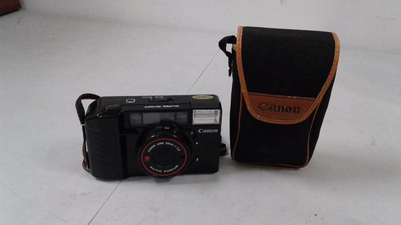 lot 22 image: Canon Sure Shot Film Camera with Case -BROKEN-
