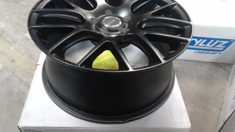 lot 28 image: Lot of 4 Styluz M537-b2 18 Rims In Box 5x4.25 With Bolts -NO WHEEL LOCK KEY-