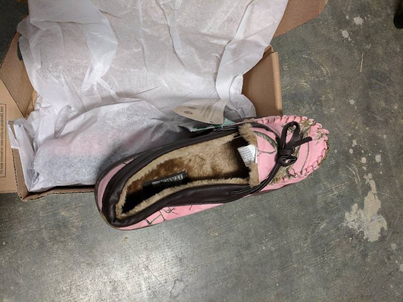 lot 55 image: Itasca Womens Realtree Pink Camo Slipper - 8