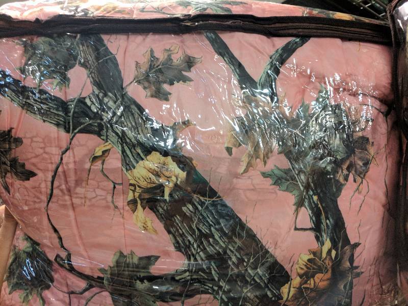 lot 483 image: Superflauge Game 8-Pc. Bed Set - Queen