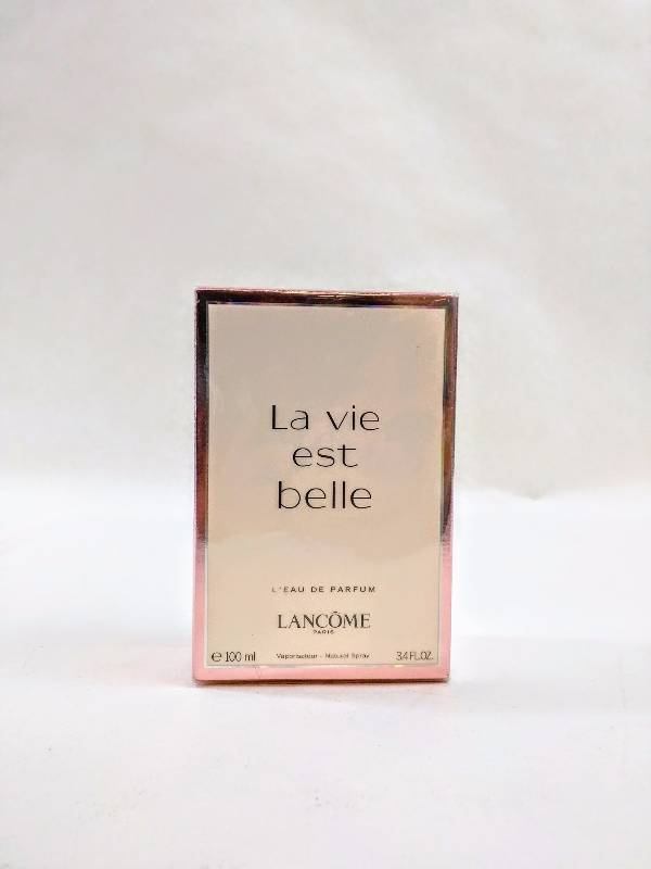 lot 104 image: Lancome La Vie Est Belle Eau De Parfum Spray - 3.4 oz.