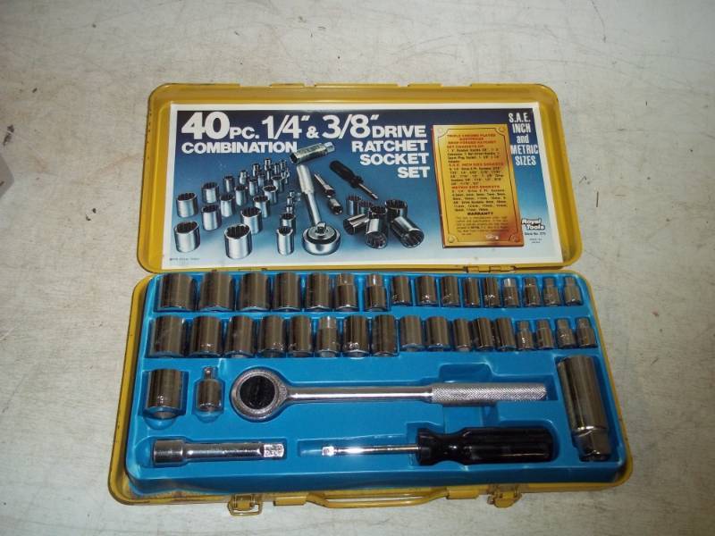 40 Piece 14 and 38 Drive Socket Toll Set in Metal Case