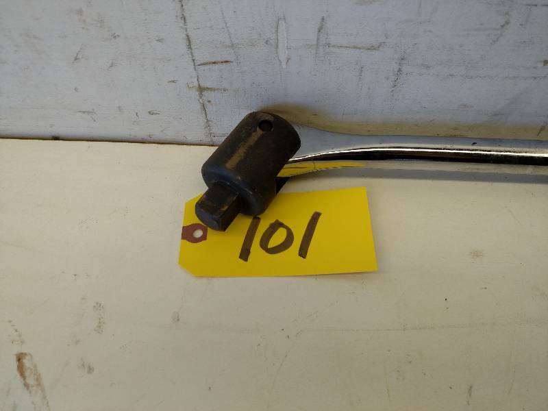 lot 101 image: 34 Breaker Bar...