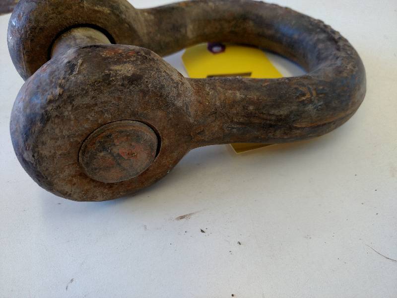 lot 104 image: 1 14 Clevis, 18T...