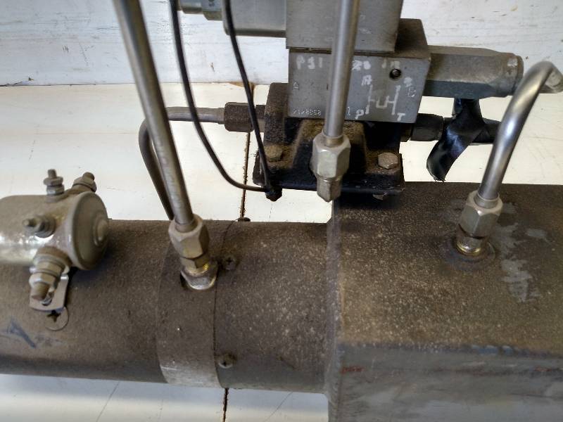 lot 212 image: 12 Volt Hydraulic Pump with Tank...