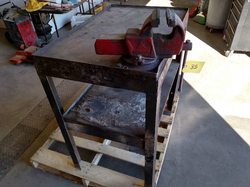 lot 35 image: Steel Work Bench with 5 Vise...