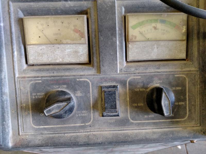 lot 32 image: Century 612 Volt Battery Charger, ...