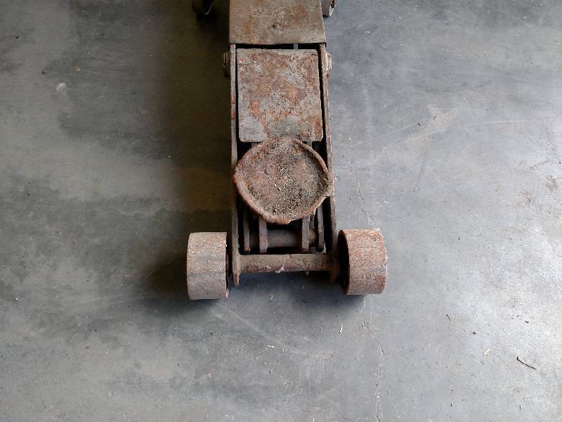 lot 38 image: 10 Ton Floor Jack, Works, Leaks Oil...