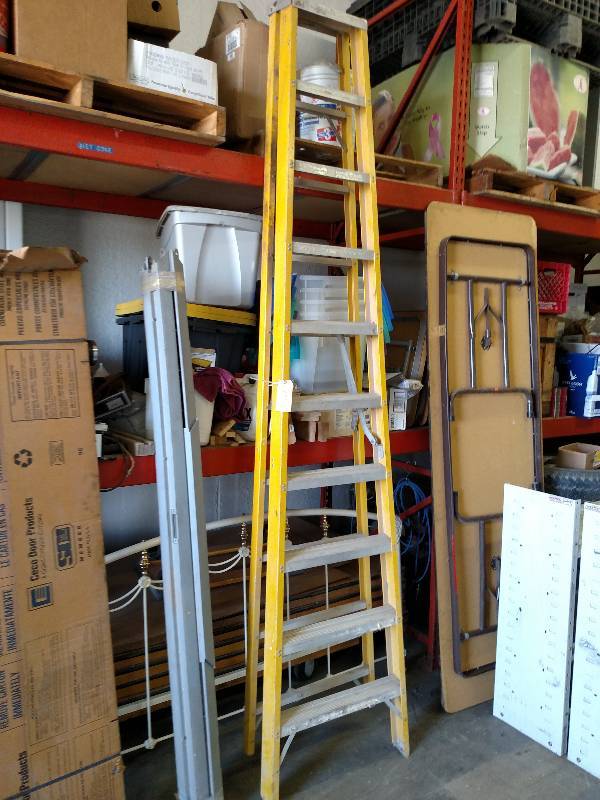 lot 40 image: 10 Fiberglass Step Ladder, 300 lb. ...
