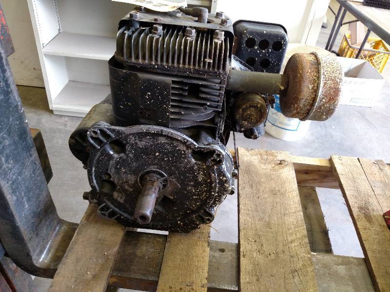 lot 246 image: Briggs & Stratton 11 hp. Engine